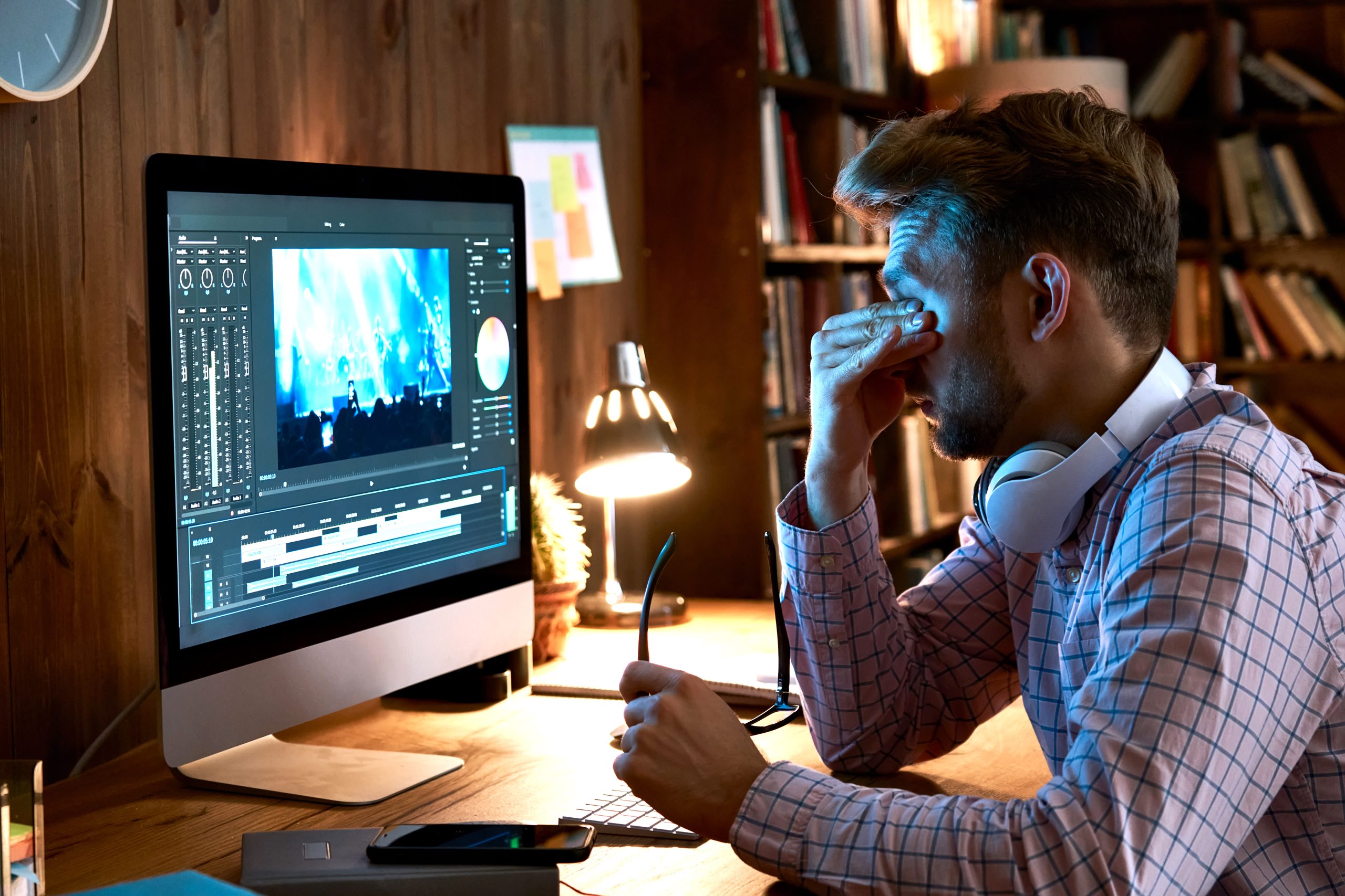 Man develops blurry vision after staring at a computer screen for a long time