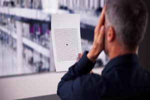 Man takes a Amsler grid test for macular degeneration